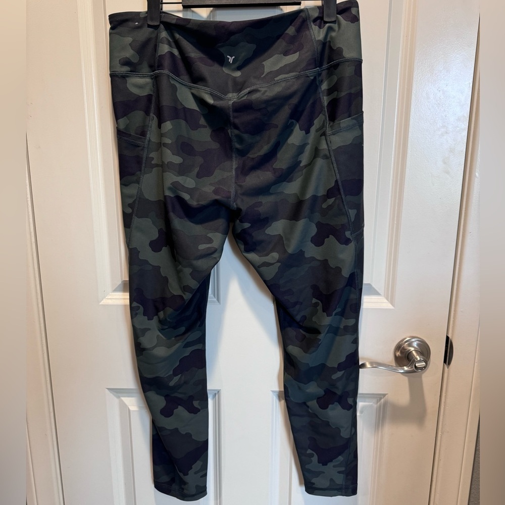 Old Navy Camo Print Women's Sports Bra and Legging set - Picture 4 of 4